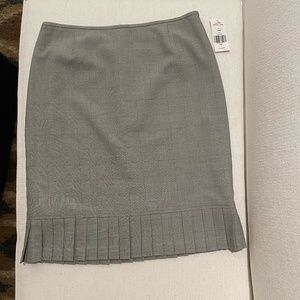 Tahari by Arthur S. Levine gray plaid skirt with ruffled hem size 8